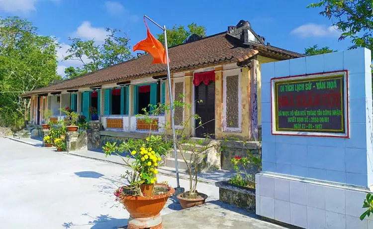 Nhà cổ trăm cột